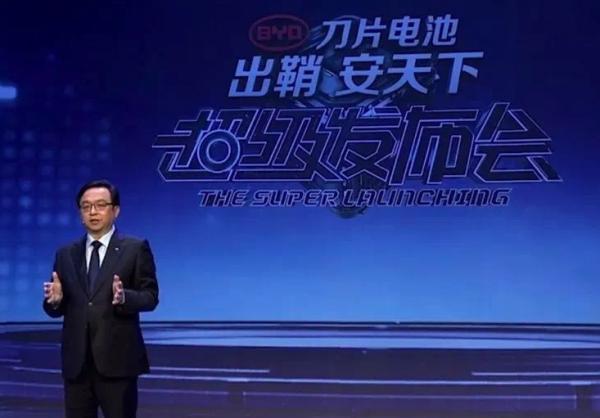 『澎湃新闻』在和三元锂电池的路线之争中，比亚迪放出“刀片电池”的大招
