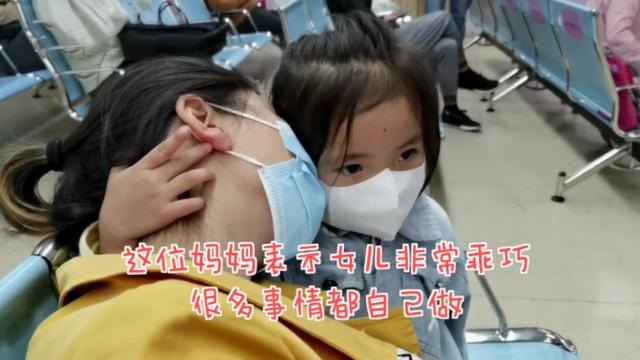 “最懒奶爸”陪娃输液，独自“霸占”病床睡觉，儿子站在一旁傻眼