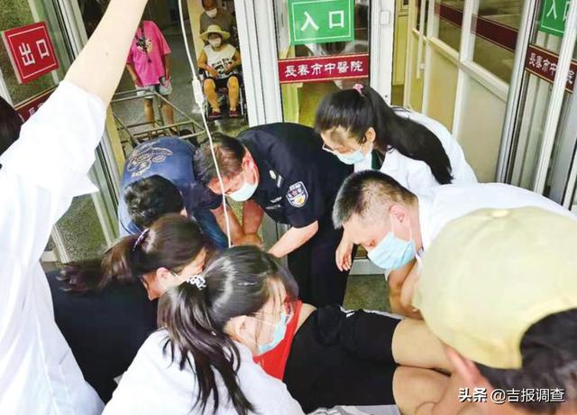 患者|长春市中医院东部正门入口有一男子晕倒，医护人员展开生死竞速