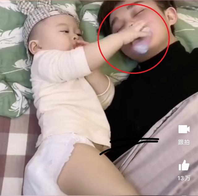 你的育儿经：宝爸打呼噜，儿子实在忍不住一招制服亲爹，一旁的妈妈笑出眼泪