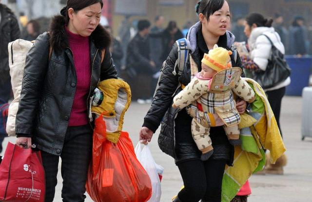 你的育儿经|家庭的幸福指数有多高?从出门谁抱娃就能看出来,一看一个准