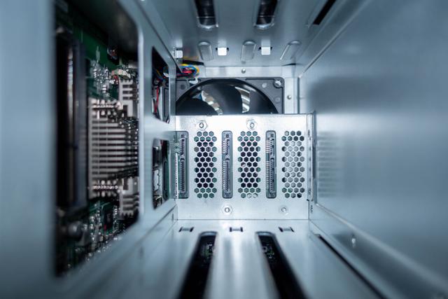 超详细Emby和Jellyfin对比！威联通TS-551：挂黑裙，转原盘如何？