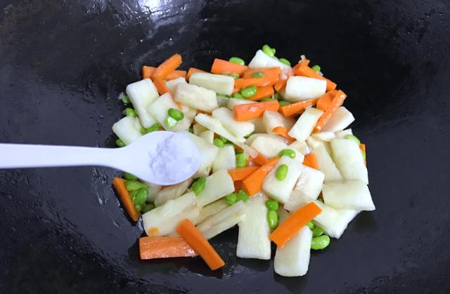 山药价格便宜，营养丰富，搭配上毛豆，好吃健脾