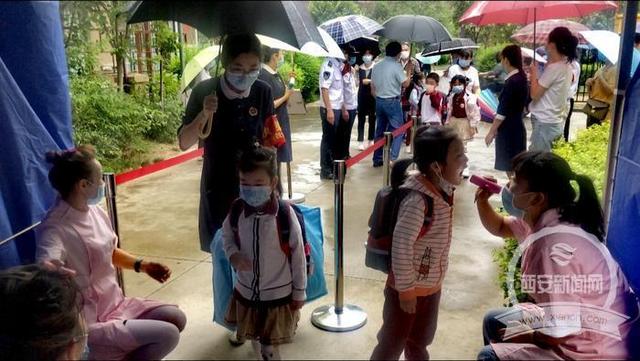 超级宝妈|开园了：老师撑伞接幼儿入园 口罩、分餐、室内体能训练等一个不能少