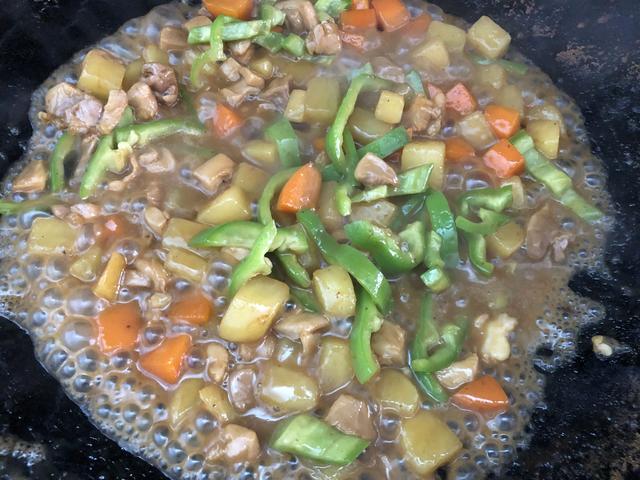 天冷米饭这样吃太香了，食材丰富，汤汁浓郁，越吃越过瘾，特解馋