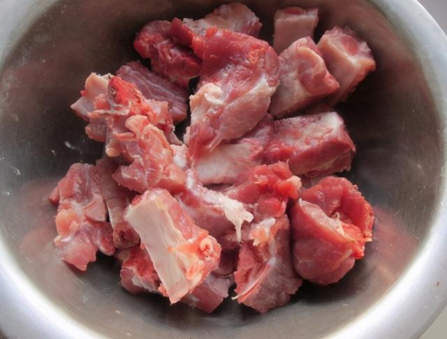 炖排骨时，有人先焯水有人直接炖？厨师长：做错了，教你正确做法