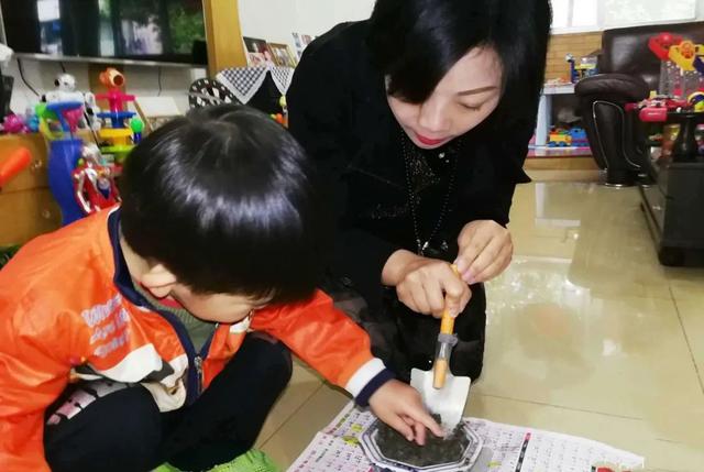 幼儿园布置亲子作业，妈妈“认真”敷衍了一年，结果令她悔不当初