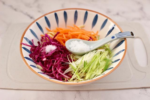 干豆腐的这做法绝了，和紫甘蓝一起做，吃着比肉香，一上桌就吃光