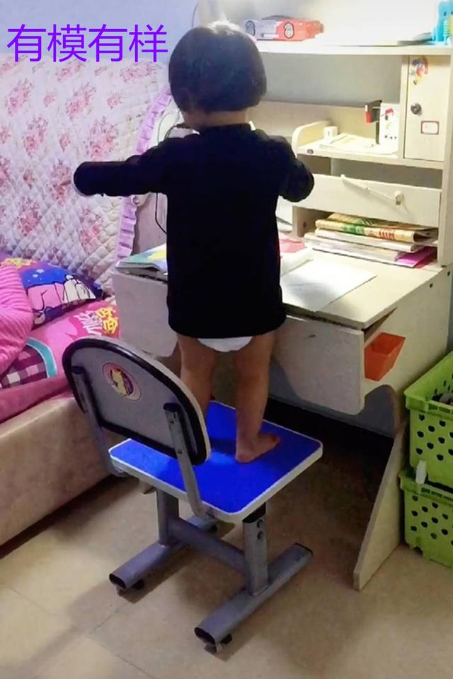 【你的育儿经】2个哥哥在睡觉，早起妹妹帮写作业，一顿操作猛如虎，笑翻宝妈