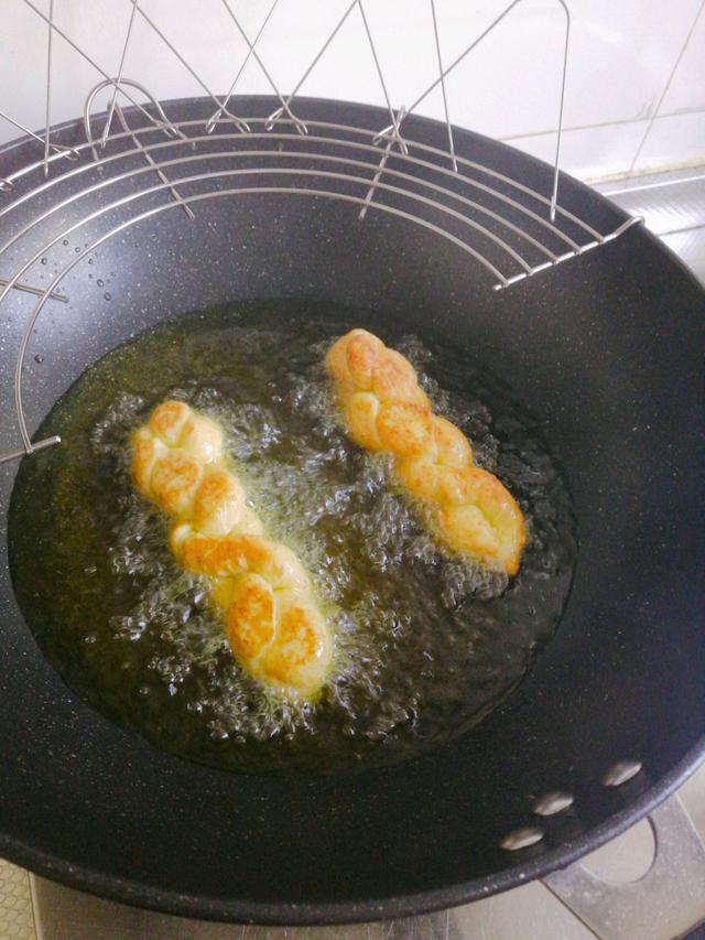 想吃麻花不用买，自己在家也能做，外酥里软，满满的儿时味道