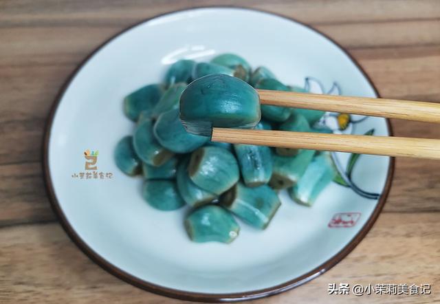 泡腊八蒜，记住“1切2腌3泡”，1天就变绿，炒菜蘸饺子脆又香