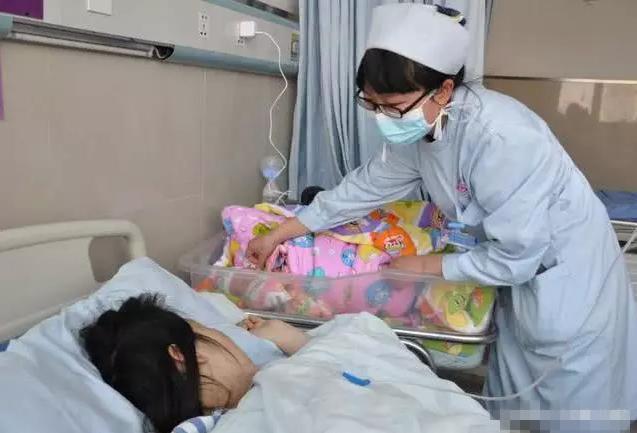 天空的彩虹|“孟婆汤又掺水了？”新生男宝抓住医生的衣角不放，引发网友热议