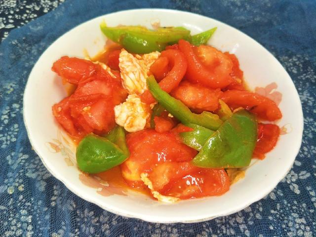 学会这样做西红柿青椒炒蛋，营养美味又解馋下饭，孩子们特喜欢