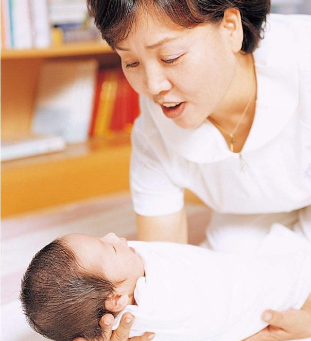 #你的育儿经#女歌手抱怨带娃辛苦，为喂娃一晚上醒来4次，醒后睡意全无了