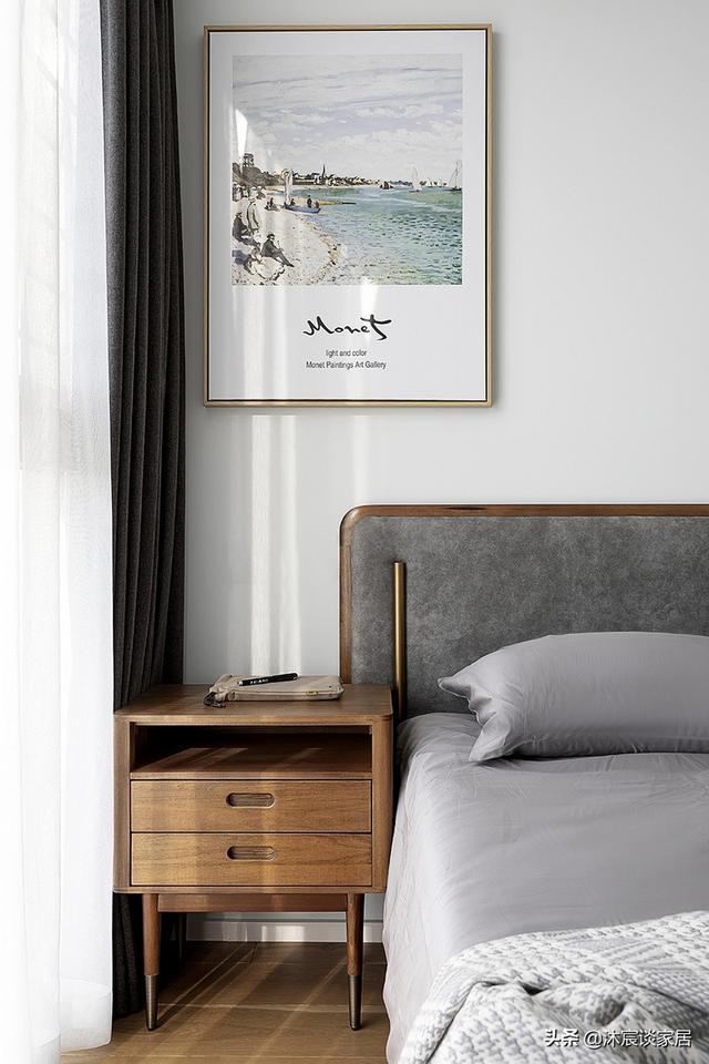 看完她家，我承认越简单越好看，大白墙配原木家具，室内清爽明亮