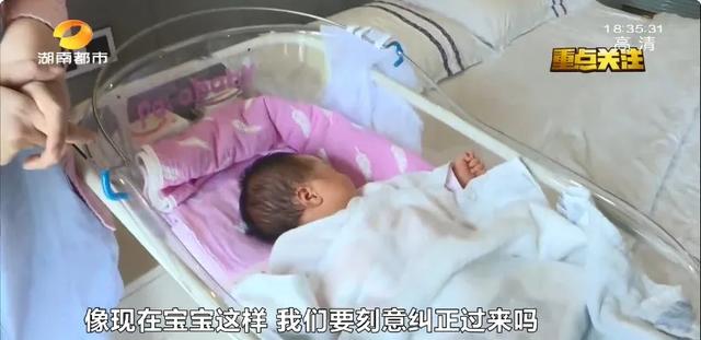 #芒果都市#警惕育婴伪科学！3月龄婴儿趴睡时身亡,专家给建议：3个月内宝宝应尽量避免趴着睡！