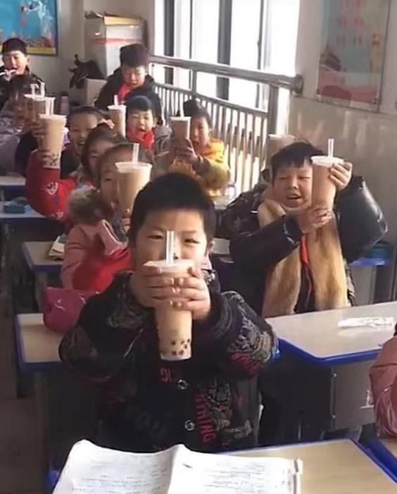 零下10度，家长好心给孩子所在班级送奶茶，却遭人“嫌弃”