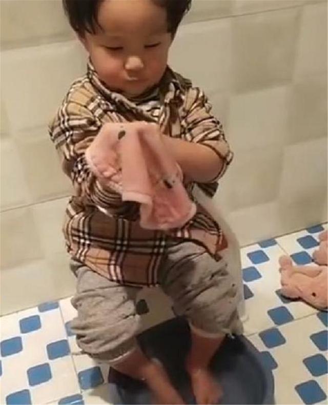 你的育儿经■“糊涂宝宝”走红，乐此不疲擦脚半小时都没干，网友：耐心一百分