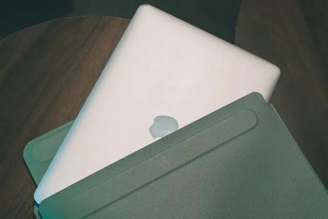 海外众筹346万！这电脑包自带支架超轻便，脊椎舒服炸了