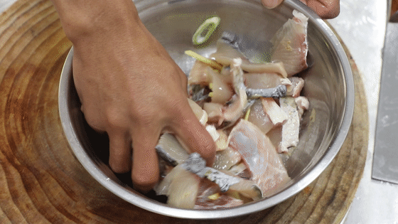 花椒|半条鱼做香辣鱼片，焦香酥脆，标准的开胃美食，三天两头吃不够