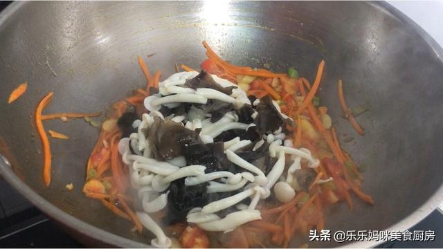 入冬后记得给家人吃这道菜，5种食材巧搭配，营养美味，老少皆宜