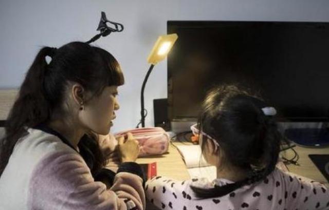 超级宝妈：孩子成绩下滑，妈妈群里抱怨作业多，老师发一张照片后悄无声息