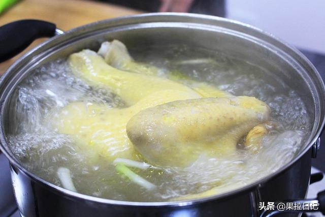做白切鸡，水开下锅是大错！改进一步，整只鸡皮爽肉嫩、骨中带红