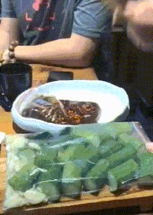 搞笑gif:小姐姐你这表情有点意思啊