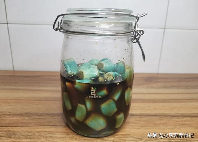 泡腊八蒜，记住“1切2腌3泡”，1天就变绿，炒菜蘸饺子脆又香