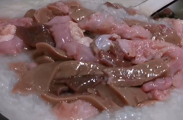 生滚猪杂粥这样做太美味了，鲜嫩爽滑无腥味，广东人直流口水