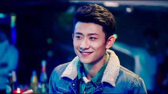 金色年华录|张一山机场“婉拒”粉丝送的礼物，看清是什么后，赶紧接过来