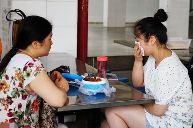#你的育儿经#5年前吃奶太用力被妈妈划花脸的男婴，如今怎样了？网友：鼻头酸
