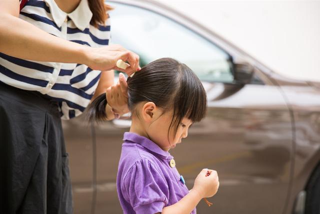 幼儿园老师扎头发太紧，女儿直说疼，宝妈私聊被回复：那你剪短发