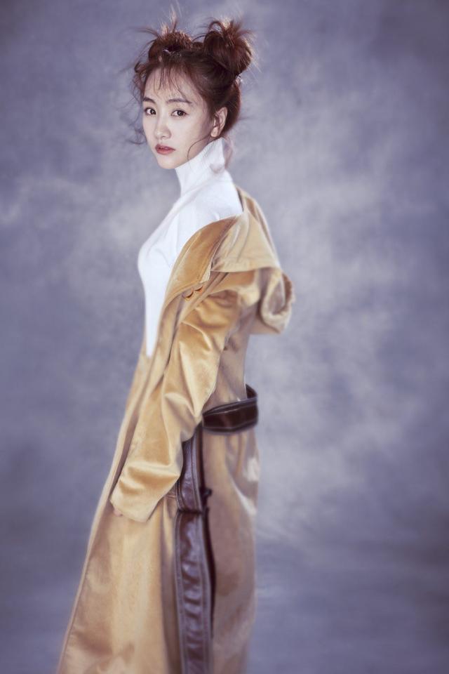 第五大道杨蓉真会穿，一件不对称迷彩上衣搭配阔腿裤时髦大气，抢眼又抢镜