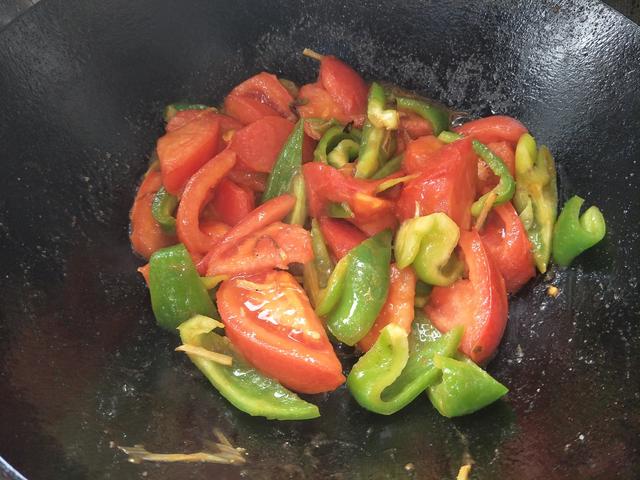 学会这样做西红柿青椒炒蛋，营养美味又解馋下饭，孩子们特喜欢