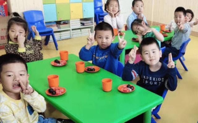 幼儿园的水果餐引来家长质疑，认为是&quot;摆拍&quot;，园长回应却亮了
