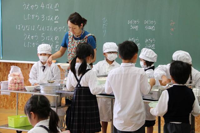 心理观察家：日本小孩为何吃饭都十分自觉，看看他们的便当，网友：我们做不到