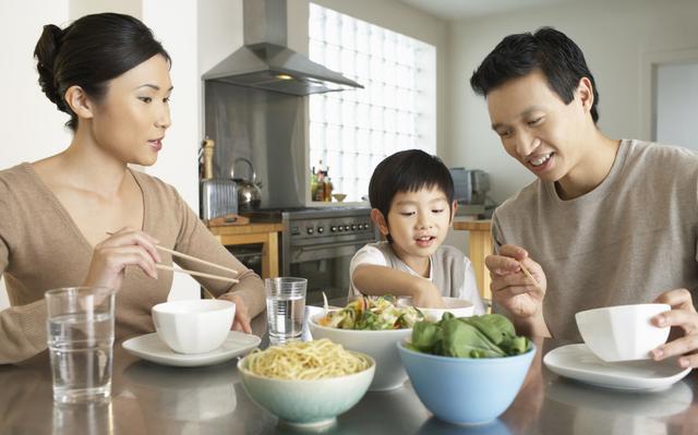 金牌大叔|培养孩子吃饭,家长要把握好这3个"黄金时期",让孩子自己动手