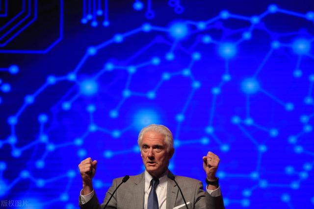 互联网时代，2.5亿被边缘化的老人，他们的晚年该怎样度过