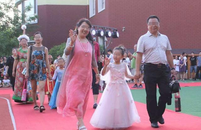 「超级宝妈」幼儿园开学典礼走红毯，成“攀比现场”，网友：拼妈的时候到了