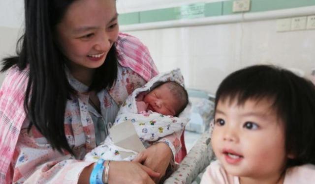 你的育儿经|看看母乳喂养的章子怡，再看奶粉喂养的赵薇，如今两人差距大