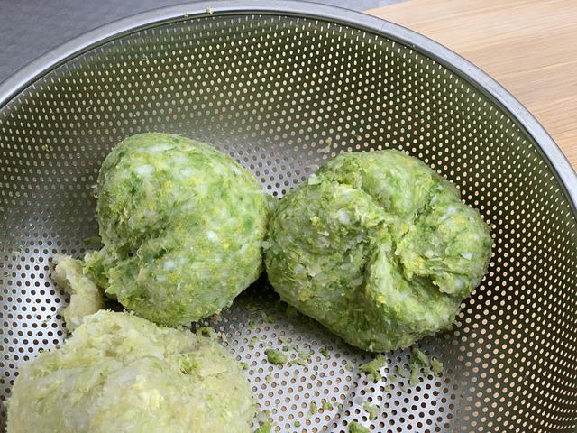 煮饺子时，不要水开就下锅煮！多加1步，饺子不粘锅不破皮