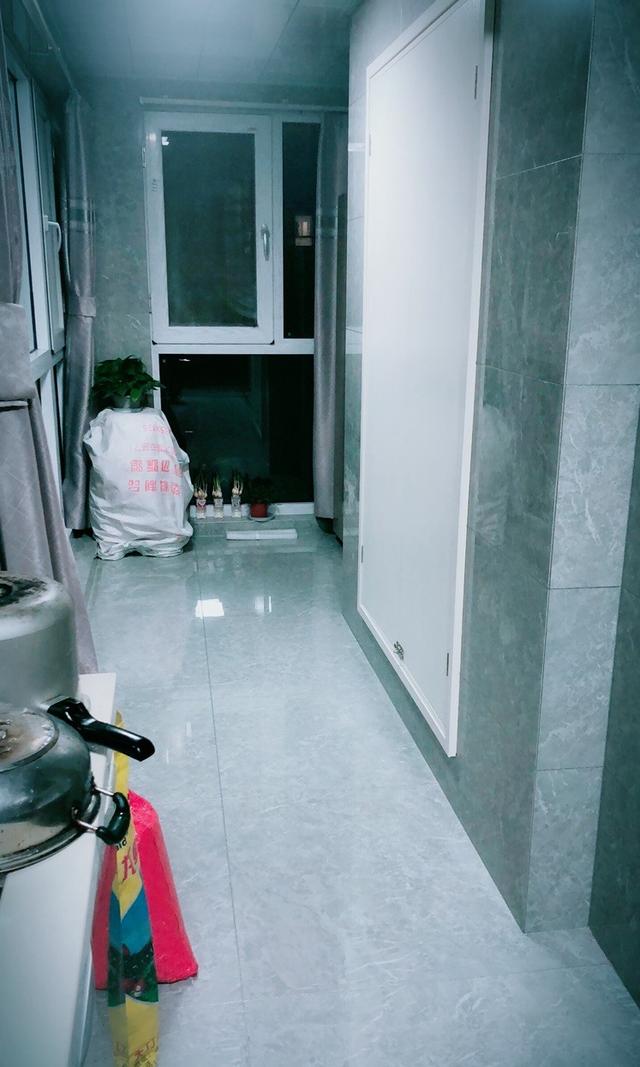 简约装修的新房完工，入户就被吸引了，玄关鞋柜超大气实用