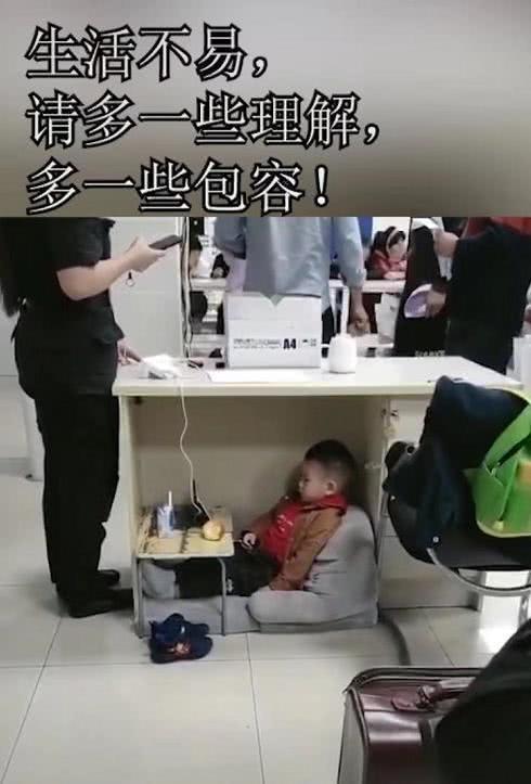 【超级宝妈】“超老实宝宝”走红，陪妈妈上班不哭不闹，懂事得让人心疼
