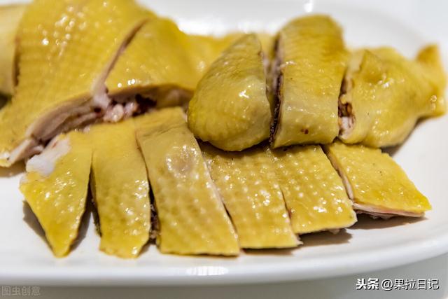 做白切鸡，水开下锅是大错！改进一步，整只鸡皮爽肉嫩、骨中带红