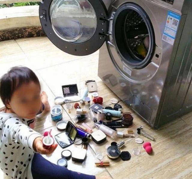 你的育儿经:3岁女儿帮妈妈“清洗”化妆品,宝妈下班回到家,心情喜忧参半