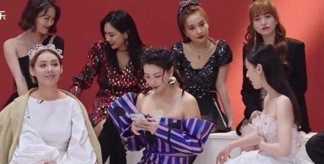 天上星|黄圣依说裙子太紧,想抢在蓝盈莹前表演,宁静表情值得玩味