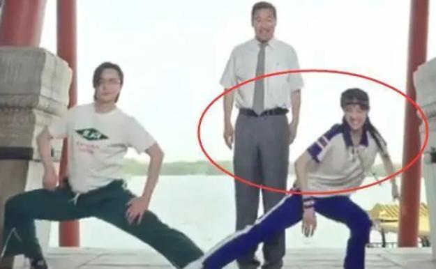 仲夏飘雪|有种“身材比例”叫郑爽，站在178张国立尹正中间，腿长看傻网友