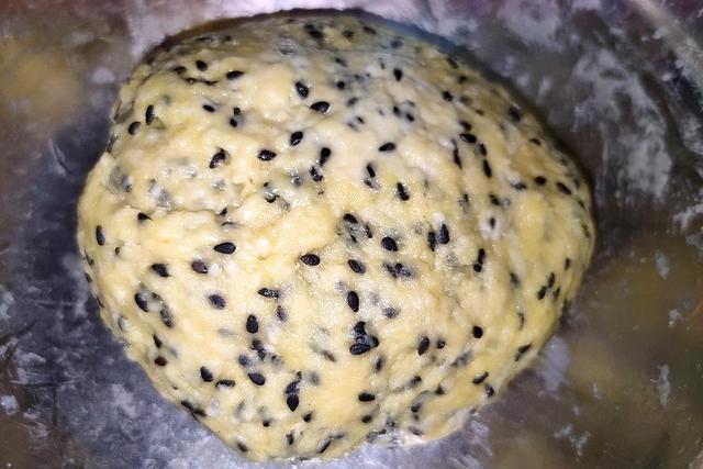 河南炸麻叶的传统配方，酥脆可口，手把手教你制作，入口越嚼越香