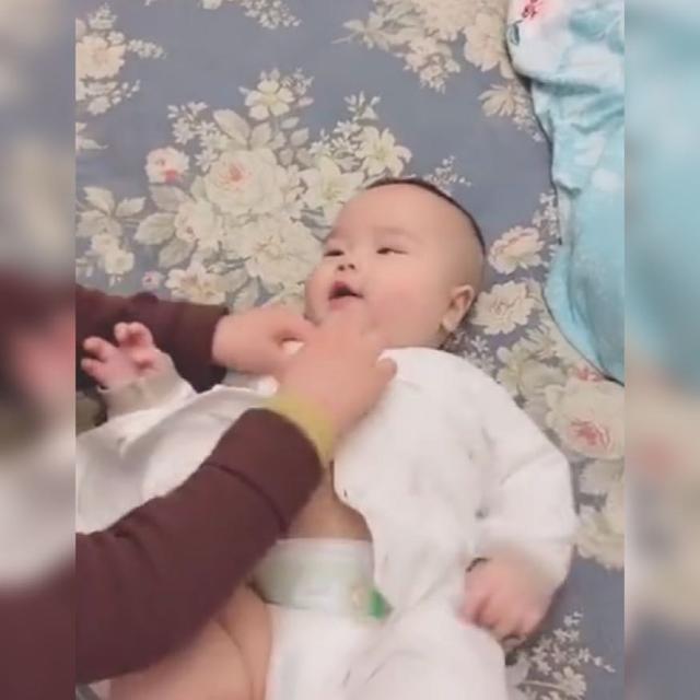 #你的育儿经#大宝给二宝耐心换衣服，接下来的一个举动暖化人心：满脸都是宠溺